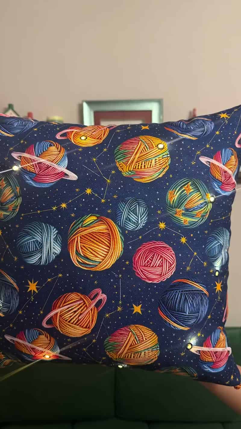 Renkli Yumak Desenli Işıklı Kırlent